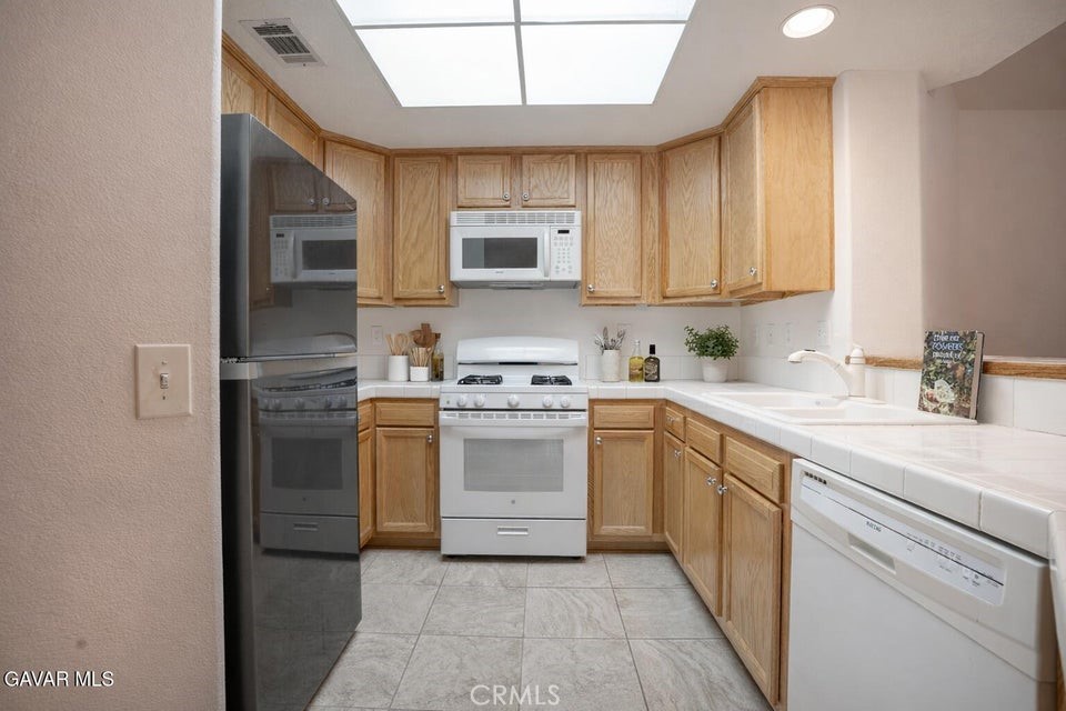 https://media.crmls.org/medias/ca8ff5c7-207e-4a07-9d6a-d0bcfed595a1.jpg?preset=X-Large