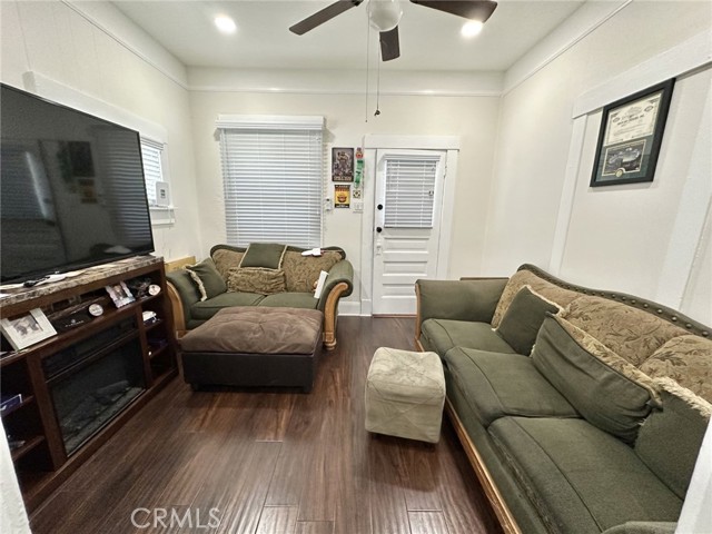 250 SONORA Street, Redlands CA: https://media.crmls.org/medias/ca918e74-66c8-4216-bcfa-0e11c6c0977c.jpg