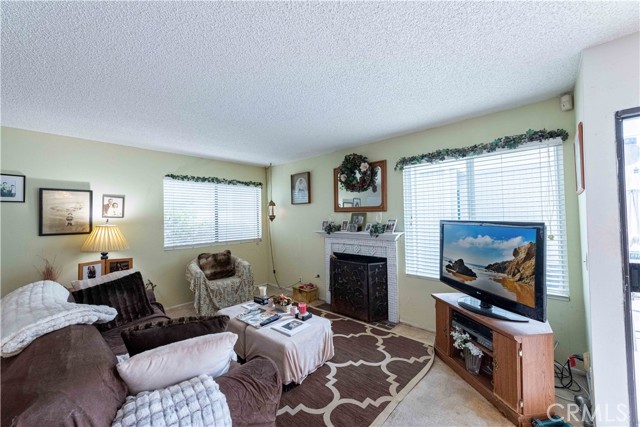 1363 San Simeon Court, Ventura CA: https://media.crmls.org/medias/ca944da0-a30e-4437-8ace-d9cf2130d8d2.jpg