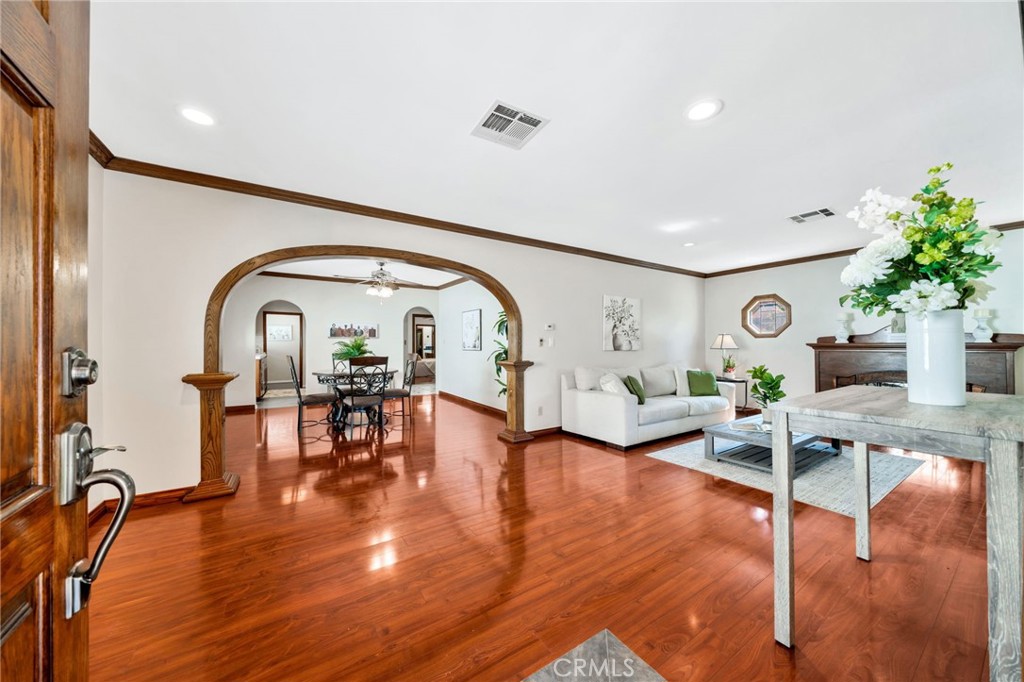 https://media.crmls.org/medias/ca968488-6519-4078-9709-eb5ebaca0c39.jpg?preset=X-Large