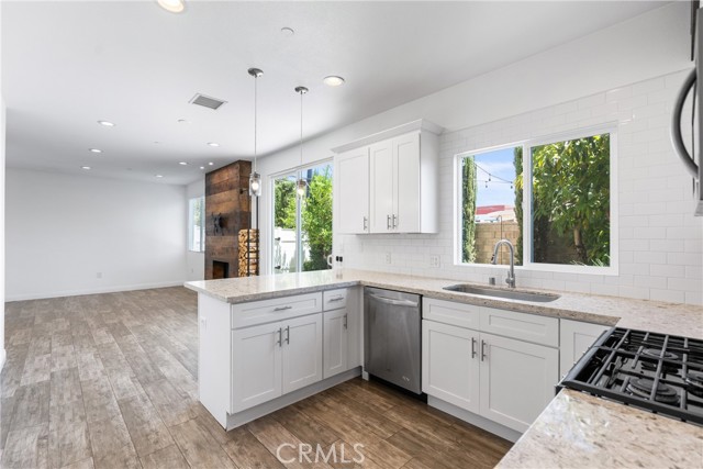 Detail Gallery Image 8 of 20 For 1529 Patricia Ave #6,  Simi Valley,  CA 93065 - 3 Beds | 2/1 Baths