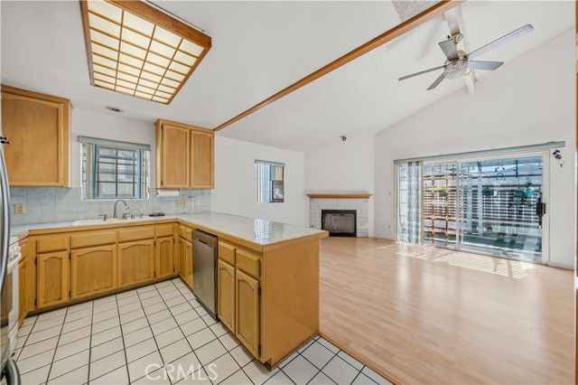 Detail Gallery Image 7 of 28 For 40 W Zane St, Long Beach,  CA 90805 - 4 Beds | 2 Baths