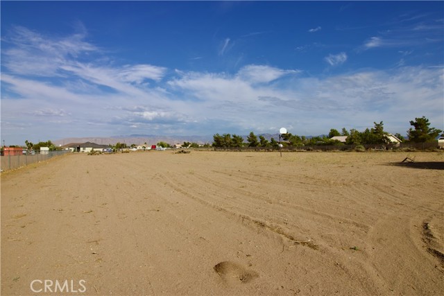 Detail Gallery Image 15 of 16 For 8011 Fuente, Oak Hills,  CA 92344 - 3 Beds | 2 Baths