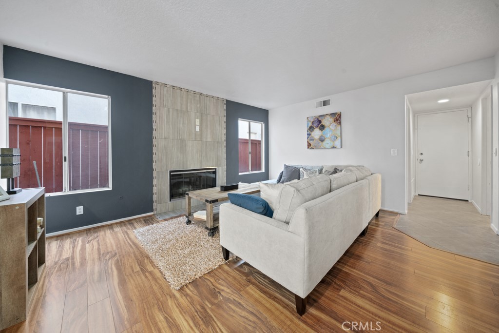 MLS #OC25236050 image #1