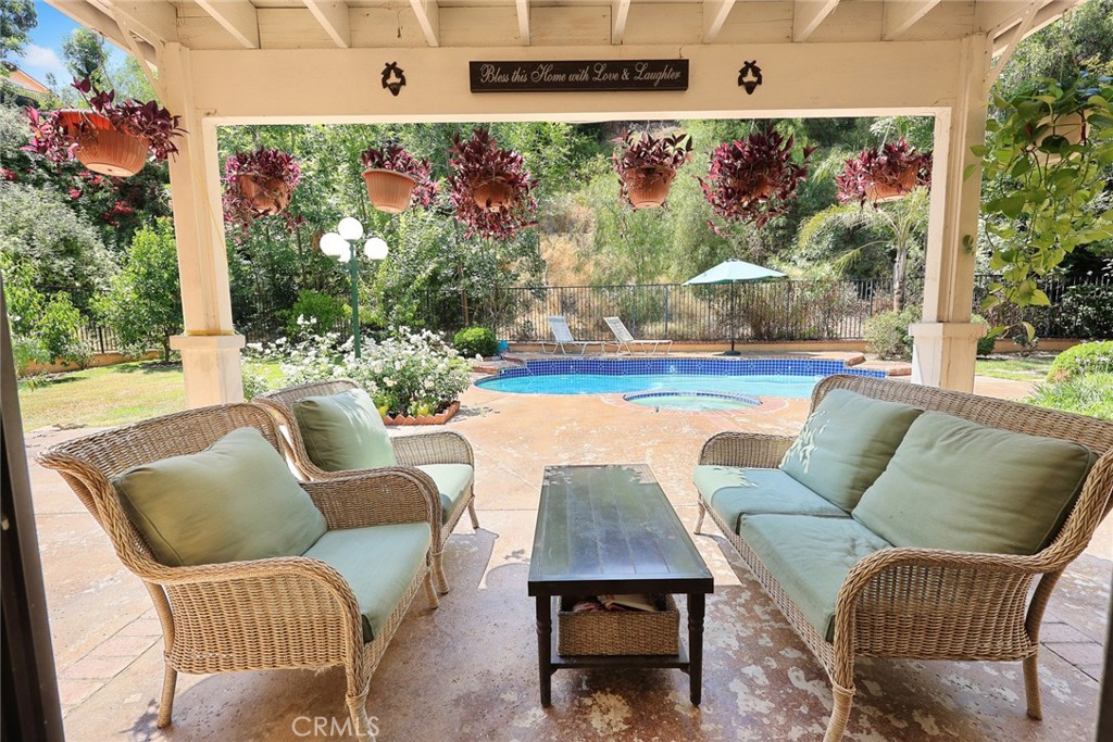 https://media.crmls.org/medias/caa50310-b49c-4d89-80b5-4ffbb5795047.jpg?preset=X-Large