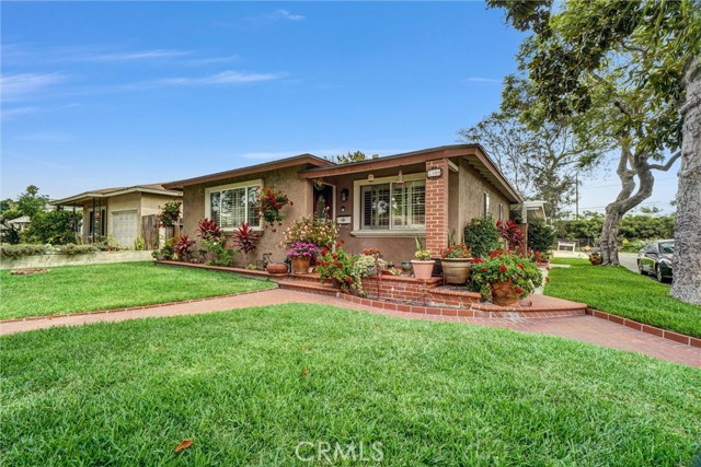 Detail Gallery Image 1 of 30 For 2300 Gale Ave, Long Beach,  CA 90810 - 3 Beds | 1 Baths