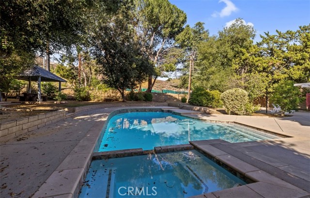 5340 Edgeware Drive, Calabasas CA: https://media.crmls.org/medias/caa998a8-c739-414c-ae48-c991597d4524.jpg