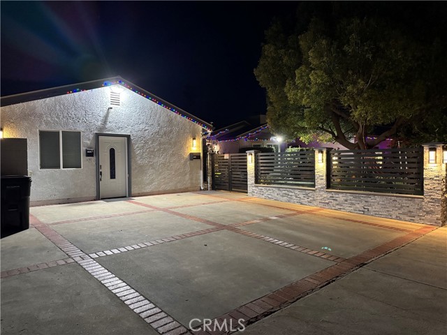 Detail Gallery Image 2 of 30 For 19158 Schoenborn, Northridge,  CA 91324 - 2 Beds | 2 Baths