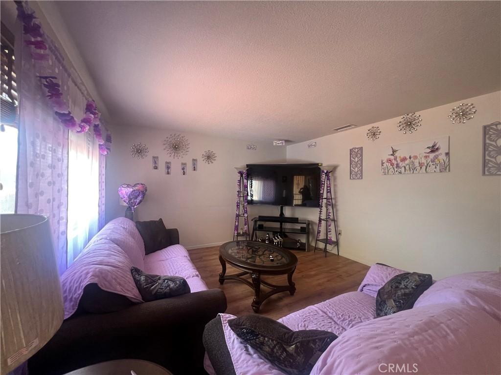 https://media.crmls.org/medias/caab6cca-1241-4af6-96b2-e8f16b74df3f.jpg?preset=X-Large