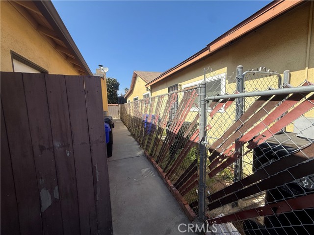 https://media.crmls.org/medias/caab7069-cfd6-469b-ab23-9c97465f32f1.jpg
