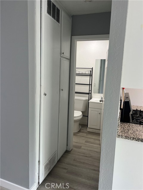 Detail Gallery Image 7 of 13 For 136 W 53rd St a,  Long Beach,  CA 90805 - 2 Beds | 1/1 Baths