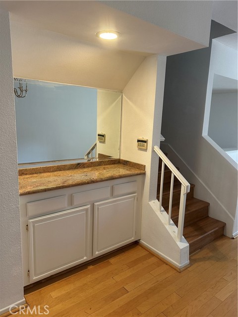 Detail Gallery Image 9 of 19 For 21931 Burbank #46,  Woodland Hills,  CA 91367 - 2 Beds | 2/1 Baths