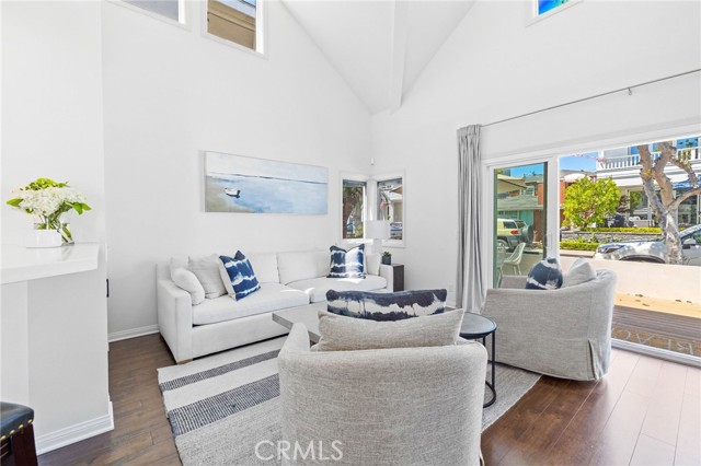 Detail Gallery Image 5 of 22 For 124 Garnet Ave, Newport Beach,  CA 92662 - 4 Beds | 2 Baths