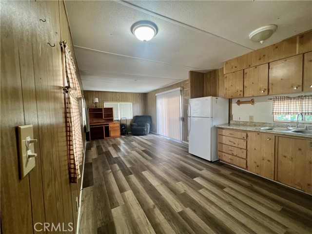 880 N Lake Street, Hemet CA: https://media.crmls.org/medias/cab33347-aadb-427e-b534-53a34fdbf32b.jpg
