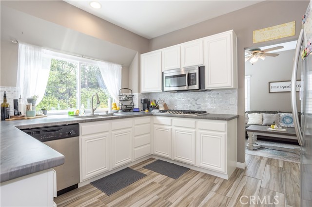 Detail Gallery Image 10 of 39 For 28412 Fig Ct, Saugus,  CA 91390 - 4 Beds | 2/1 Baths