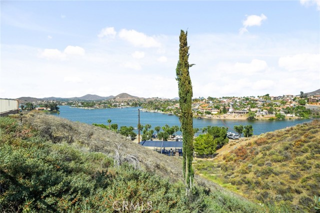21 Via Del Renal Court, Lake Elsinore CA: https://media.crmls.org/medias/cab4d362-b738-46dd-9fca-8d7dfe1033f2.jpg