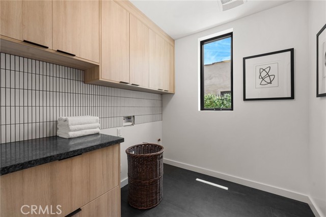 555 N Plymouth Boulevard, Los Angeles CA: https://media.crmls.org/medias/cab4e633-6e0b-4164-8a33-444e2ccd3b93.jpg