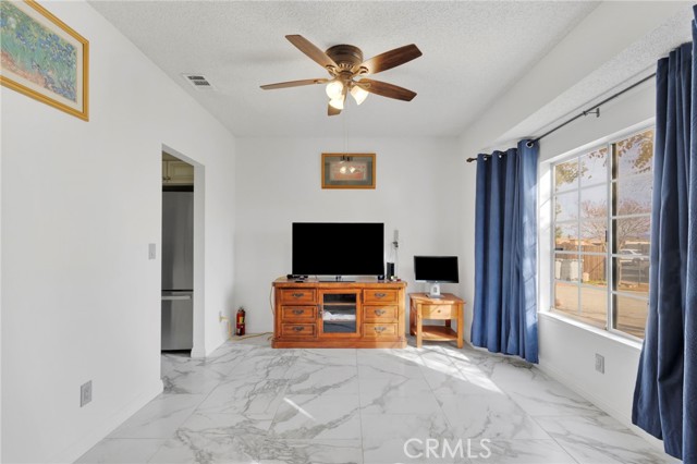 Detail Gallery Image 11 of 54 For 9788 9th Ave, Hesperia,  CA 92345 - 3 Beds | 3 Baths