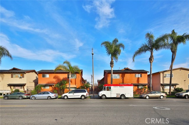 939 S Standard Avenue Santa Ana, California We are pleased to present the opportunity to acquire 939 - 1001 South Standard Avenue, a 24-unit multifamily investment property located in Santa Ana, California. Built in 1958, 939 - 1001 South Standard Avenue consists of 24 one-bedroom units on two adjacent parcels. Most units have been partially renovated with upgraded flooring, kitchen, and bath. Amenities include open parking, gated access, and on-site laundry.