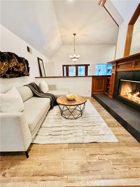 Detail Gallery Image 4 of 28 For 10317 Steven Pl, Chatsworth,  CA 91311 - 4 Beds | 2/1 Baths