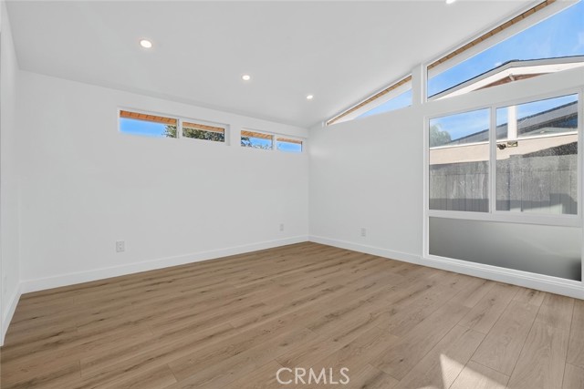 16445 Kingsbury photo 37