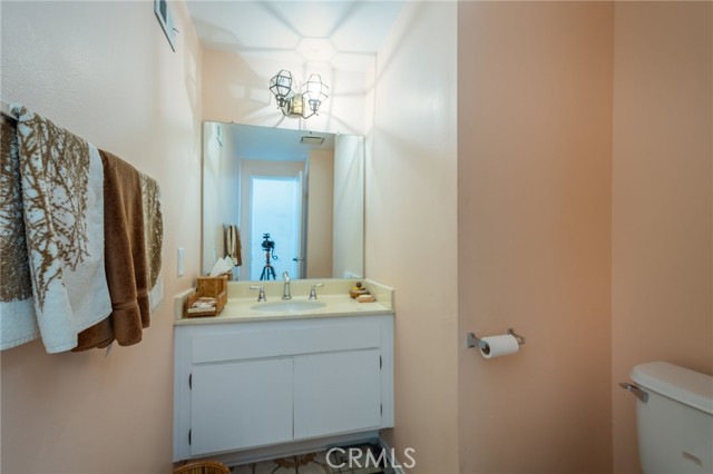 Detail Gallery Image 18 of 26 For 18319 Collins, Tarzana,  CA 91356 - 2 Beds | 3 Baths