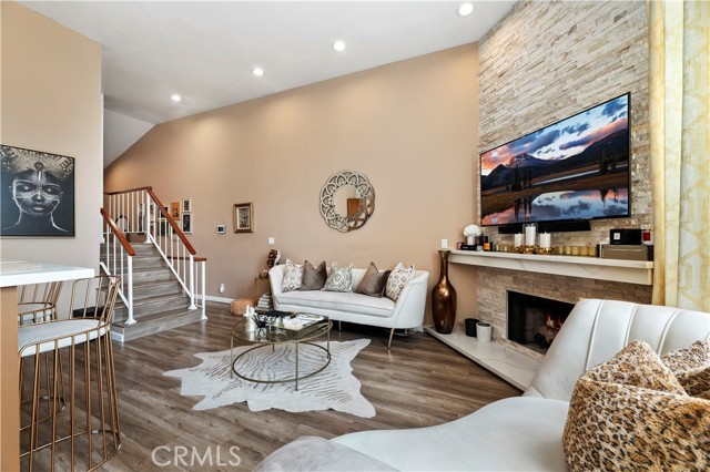 Detail Gallery Image 8 of 31 For 4652 Don Lorenzo #B,  Los Angeles,  CA 90008 - 3 Beds | 3 Baths