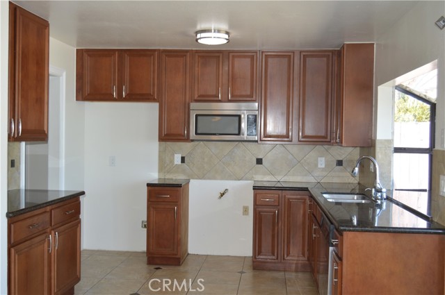 Detail Gallery Image 15 of 43 For 13638 Persimmon Rd, Moreno Valley,  CA 92553 - 4 Beds | 2 Baths