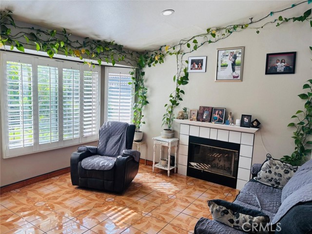 Detail Gallery Image 4 of 20 For 15162 Cambria St, Fontana,  CA 92335 - 4 Beds | 2 Baths