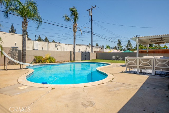 10245 Poulsen Avenue, Montclair CA: https://media.crmls.org/medias/cad349f2-7a58-4839-82af-8ab9083ed759.jpg