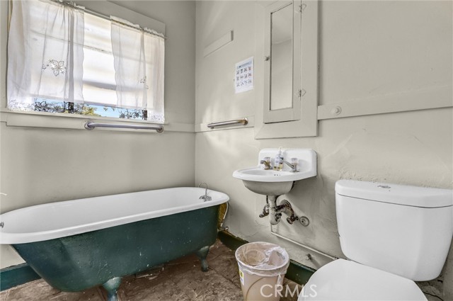 1470 W Adams Boulevard, Los Angeles CA: https://media.crmls.org/medias/cad5af4a-fecf-4794-bb91-4c5be521eef7.jpg
