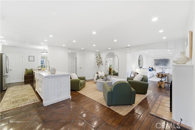 Detail Gallery Image 4 of 35 For 5232 Woodman Ave, Sherman Oaks,  CA 91401 - 3 Beds | 2 Baths