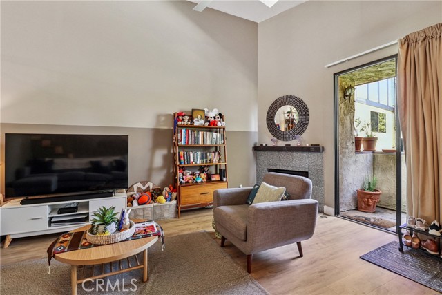 1832 Oak Tree Drive, Los Angeles CA: https://media.crmls.org/medias/cadaad2e-ea80-4417-8ca6-d1428e0e040e.jpg