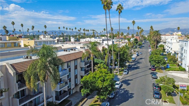 433 S Manhattan, Los Angeles CA: https://media.crmls.org/medias/cadb1bce-bbfe-44d4-a1f7-0fdc170be38d.jpg