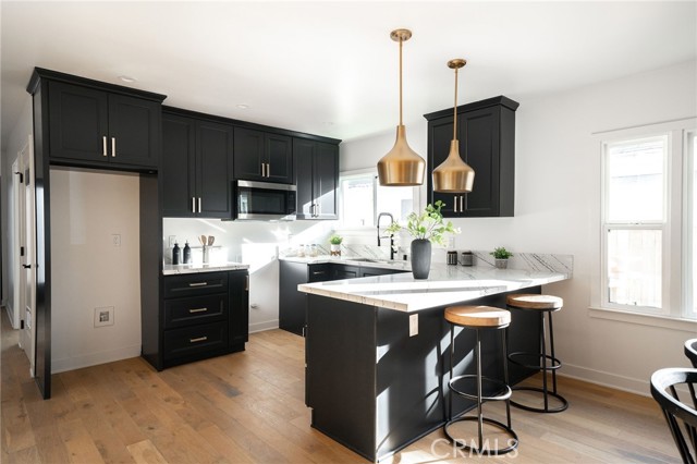 2342 S Cochran Avenue, Los Angeles CA: https://media.crmls.org/medias/cadc23aa-441b-4709-b382-0457991ceaa6.jpg
