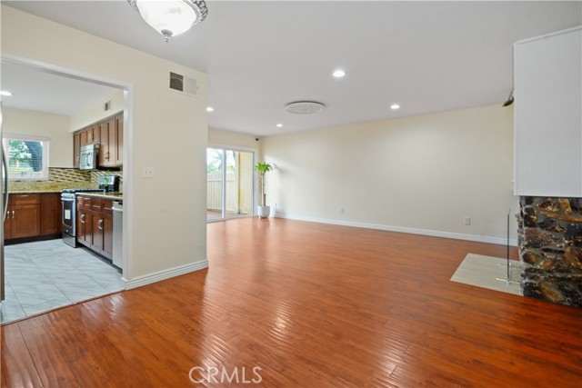 Detail Gallery Image 14 of 47 For 8111 Canby Ave #1,  Reseda,  CA 91335 - 4 Beds | 2/1 Baths