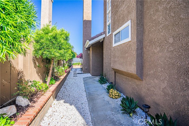 Detail Gallery Image 2 of 74 For 6117 E Garnet Cir, Anaheim Hills,  CA 92807 - 3 Beds | 3 Baths