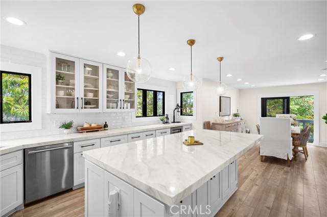 11 Mainsail Drive, Corona del Mar CA: https://media.crmls.org/medias/cade99d8-b4c4-499d-bbfe-51eeb05bbbb1.jpg