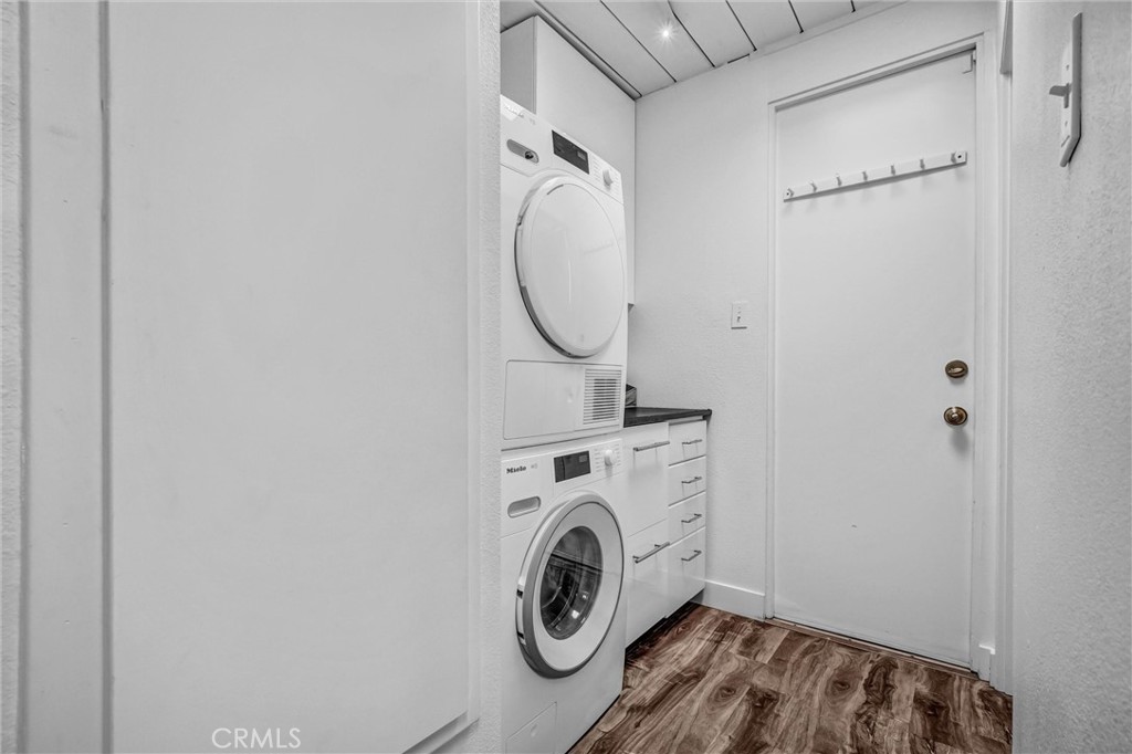 https://media.crmls.org/medias/cadf7c68-e1cb-424e-b0cc-560e91149421.jpg?preset=X-Large