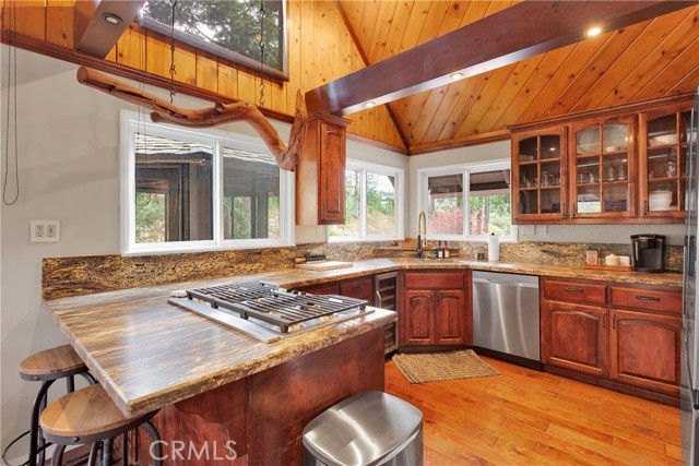 825 Grass Valley Road, Lake Arrowhead CA: https://media.crmls.org/medias/cae3bab3-65b0-48b1-b8ce-ed1542066450.jpg