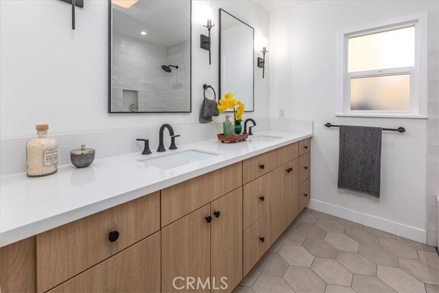 Detail Gallery Image 26 of 34 For 3825 Edgehill Dr, Los Angeles,  CA 90008 - 3 Beds | 2 Baths