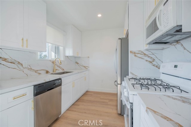 Detail Gallery Image 7 of 20 For 5654 Kester Ave #4,  Van Nuys,  CA 91411 - 2 Beds | 1 Baths