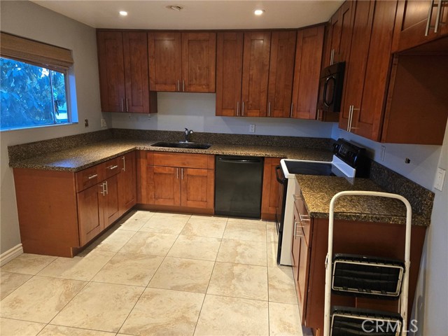 23240 Orange Avenue, Lake Forest CA: https://media.crmls.org/medias/cae8f05c-adfb-4759-9b9c-486402e712ec.jpg