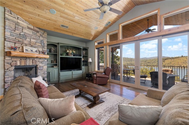 39828 Granite Ridge Lane, Bass Lake CA: https://media.crmls.org/medias/caeabd77-e4ca-4054-a74e-82c8ef9a7803.jpg