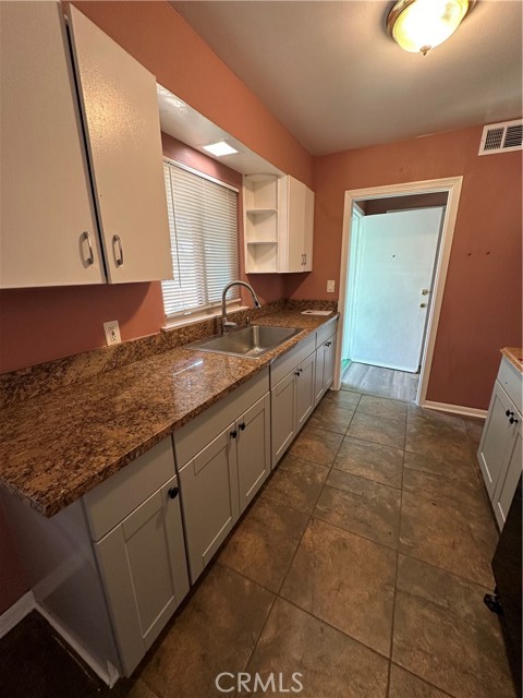 Detail Gallery Image 4 of 14 For 4702 N Fruit Ave, Fresno,  CA 93705 - 2 Beds | 1 Baths