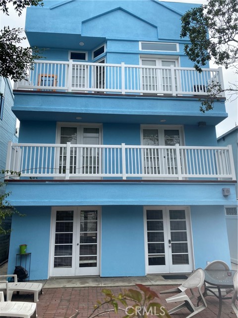 32 28th Place Venice, California This beautiful 2 unit plus one non-conforming unit, was built in 1988 and is for sale for the first time! There really is nothing else like it in the Venice Beach area. We expect this property to sell quickly.
The property consists of a 2 Bd/3 Ba unit, a 2 Bd/2.5 Ba unit, and a 1 Bd/1 Ba non-conforming unit. All units are townhouse style units. Both of the 2 bedroom units have roof top decks with panoramic views.
The 2 Bd/3 Ba unit is currently rented to a long term tenant for $5,000/month, and the owner is operating the other two units as AIRBNBs, commanding nightly rents of $250/night for the 1 Bd/1 Ba unit and $349/night for the 2 Bd/2.5 Ba unit.
The units have all been recently beautifully renovated and include a washer/dryer.
Immediate upside can be achieved by converting the 1 Bd/1 Ba to a legal ADU. There is ample parking at the building including 2 tandem garage spots and 2 tuck under spots, for a total of 6 parking spots. The property is situated approximately a half block from Venice Beach and is just 3 short blocks from the lively restaurant and bar scene on Washington Blvd. With an 88 Walk Score, most errands can be accomplished on foot. This is the perfect property for an owner/user or seasoned investor with the ability to maximize income through long or short term rentals. Offering Memorandum included as Supplement.