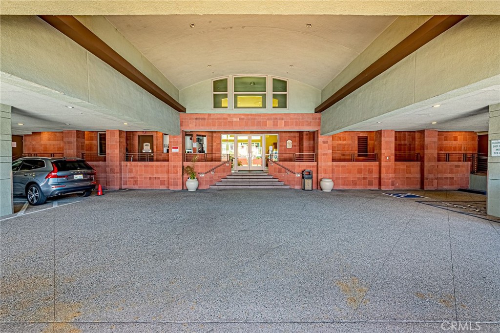 https://media.crmls.org/medias/caf01887-1806-4f54-8e26-f5224540bb36.jpg?preset=X-Large