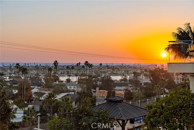 Detail Gallery Image 4 of 37 For 521 Kings Rd, Newport Beach,  CA 92663 - 4 Beds | 4 Baths