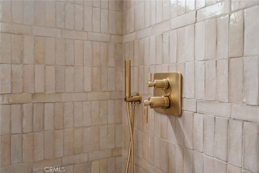 https://media.crmls.org/medias/caf17c74-5cb4-4ce9-b08f-ca123c60acf1.jpg?preset=X-Large