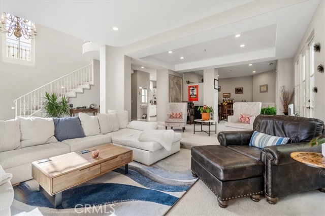 Detail Gallery Image 4 of 18 For 723 S Broadway, Redondo Beach,  CA 90277 - 4 Beds | 3/1 Baths